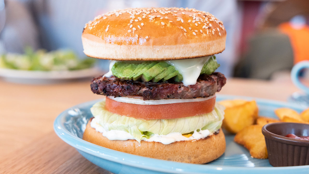 Louis Hamburger Restaurantで食べたアボカドチーズバーガー