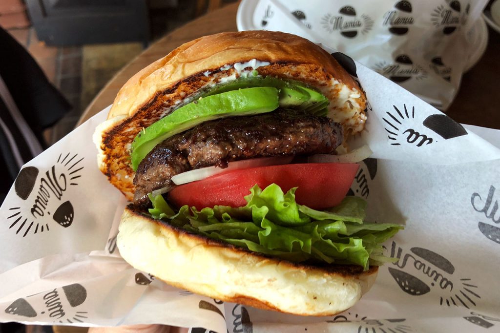 Burger Mania広尾店のアボカドトッピングバーガーを寄りで