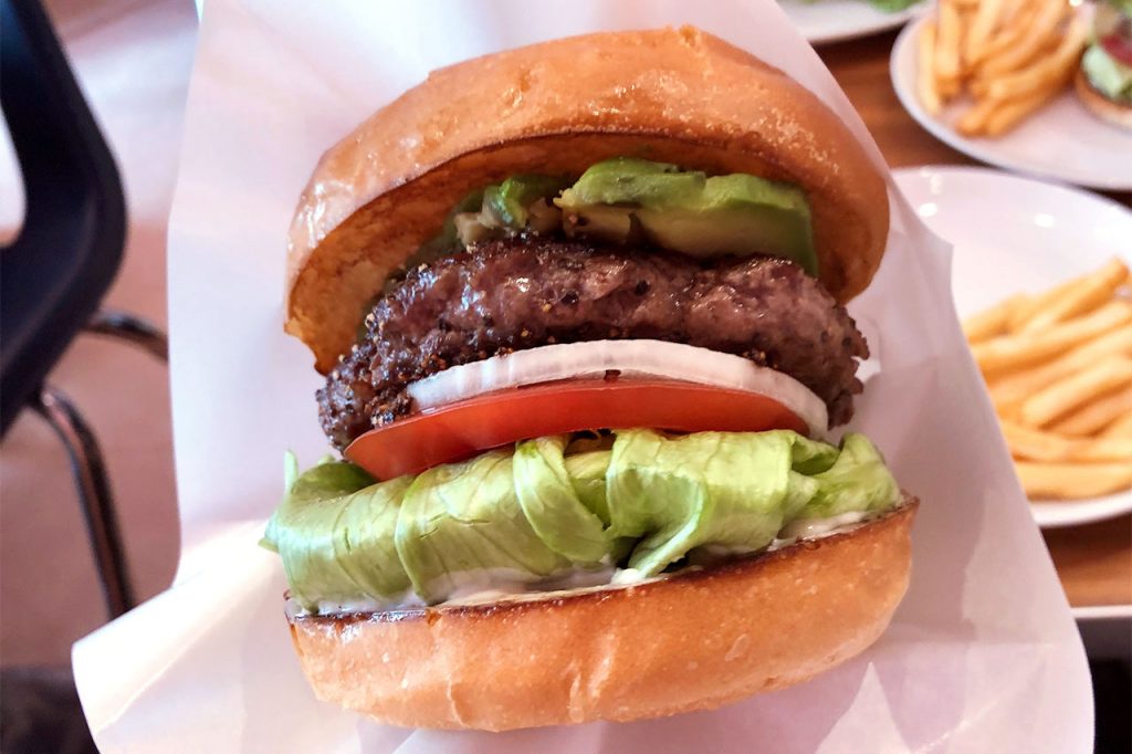 BURGER & MILKSHAKE CRANEのアボカドバーガーを寄りで