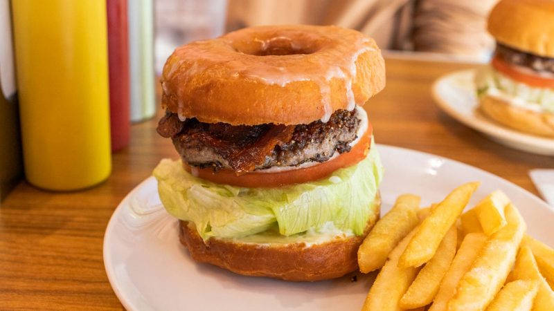 BURGER & MILKSHAKE CRANEのルーサーバーガー