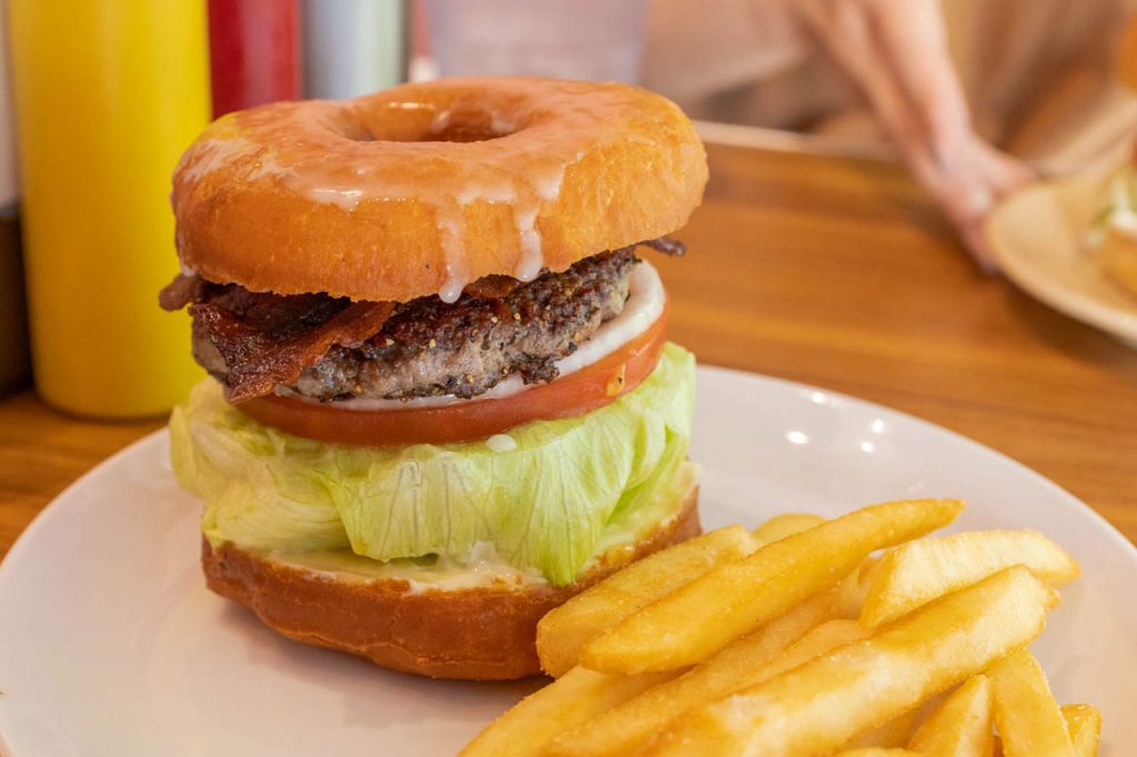 BURGER & MILKSHAKE CRANEのルーサーバーガー