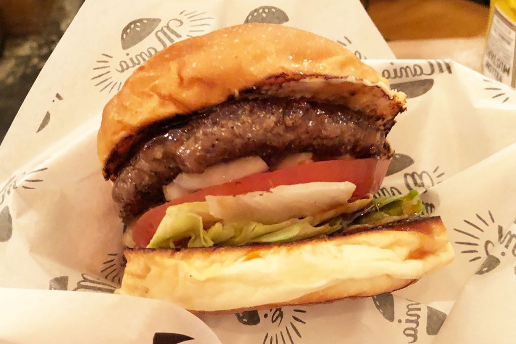 Burger Mania恵比寿店のてりやきバーガーを袋に入れたところ