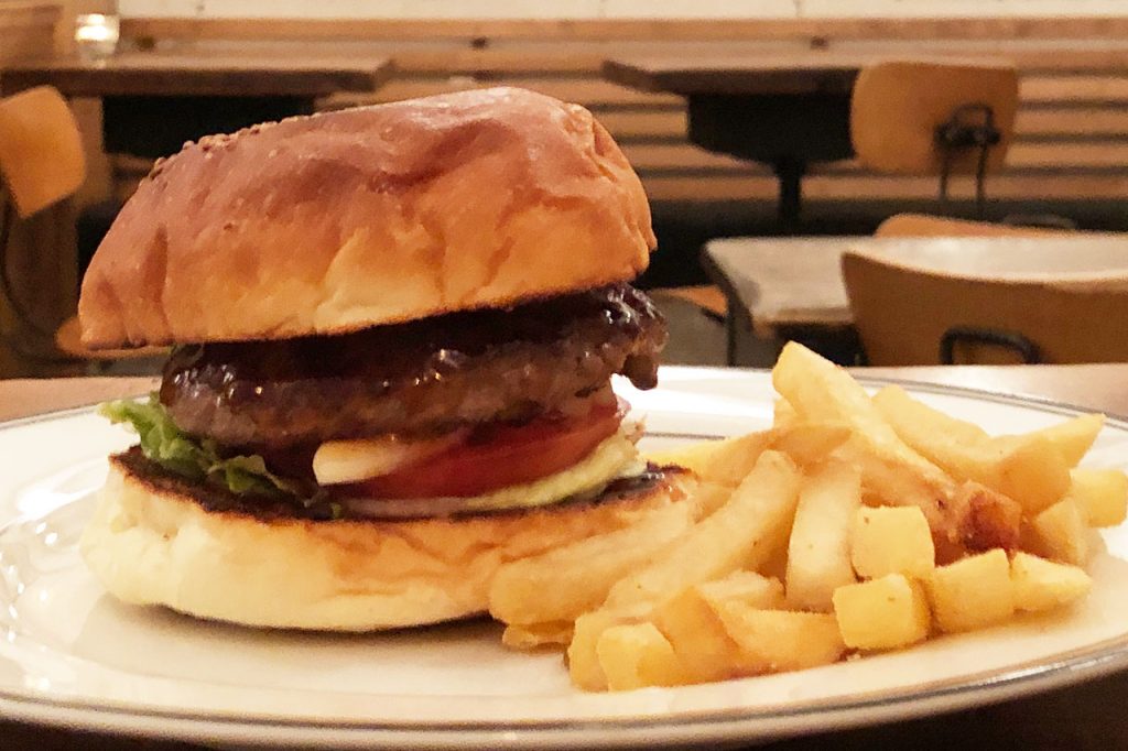 Burger Mania恵比寿店のてりやきバーガーを横から