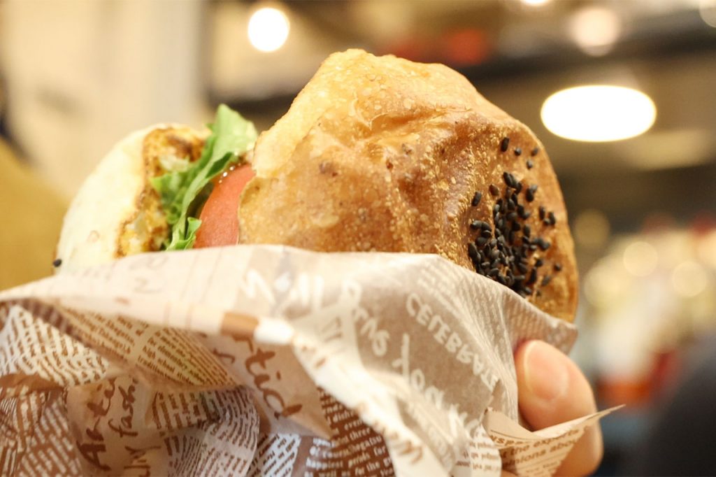 黒ごま入りバンズを使ったJack37Burgerのバリネスバーガー