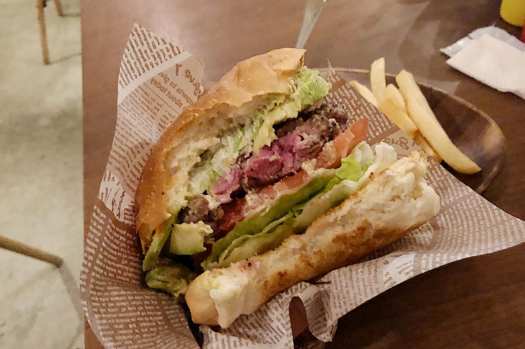 Jack37Burgerのアボカドバーガーを寄りで