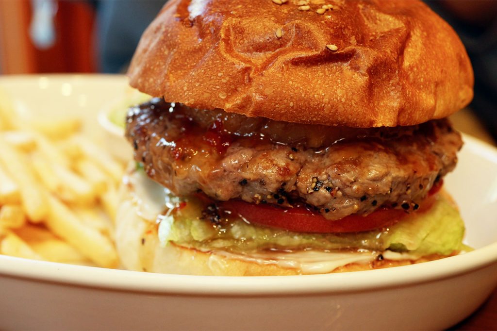パインとスイートチリソースを重ねたIsland Burgersのバーガー