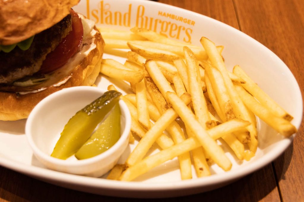 Island Burgersのアボカドバーガーと付け合わせ