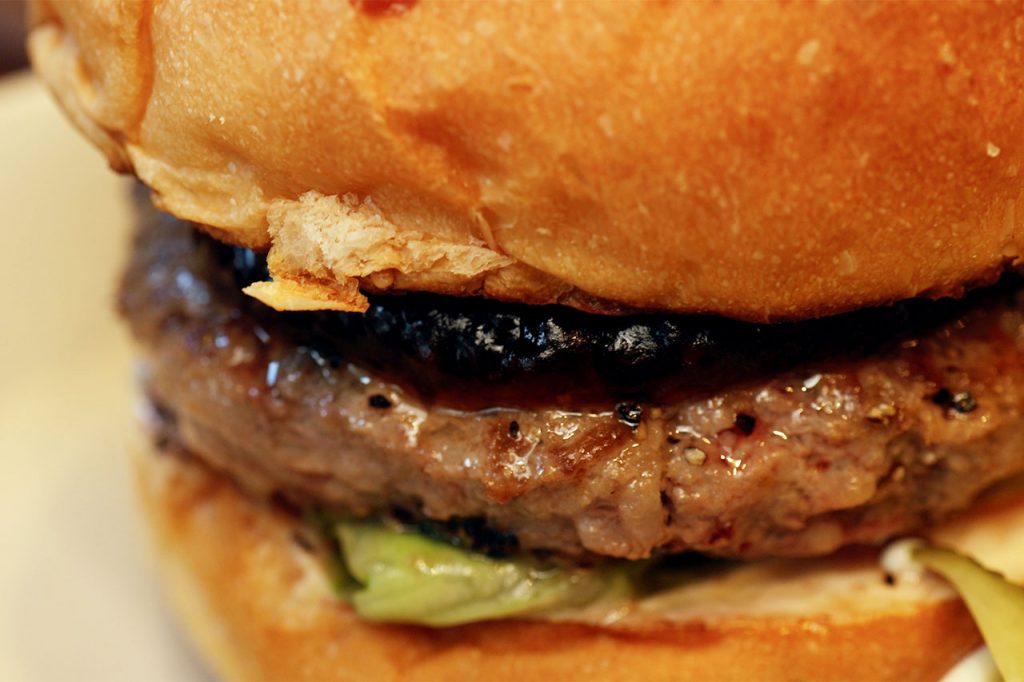 生姜の香るソースをまとったIsland Burgersのテリヤキバーガー